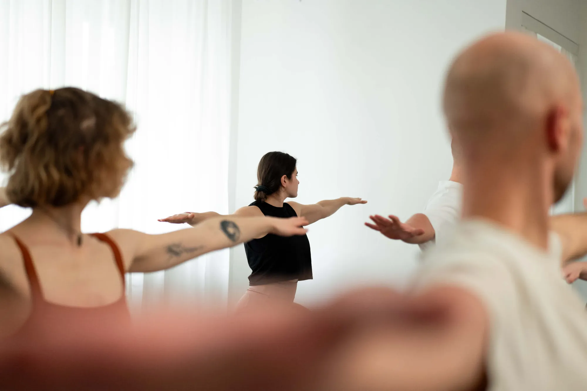 Drei Frauen in einem Yogastudio machen verschiedene Yoga-Übungen
